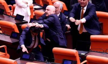 TBMM'de Verimsiz Çalışmaların Nedeni Renkler mi? Uzmanlar Dekorasyonun Yenilenmesi Gerektiğini Öneriyor